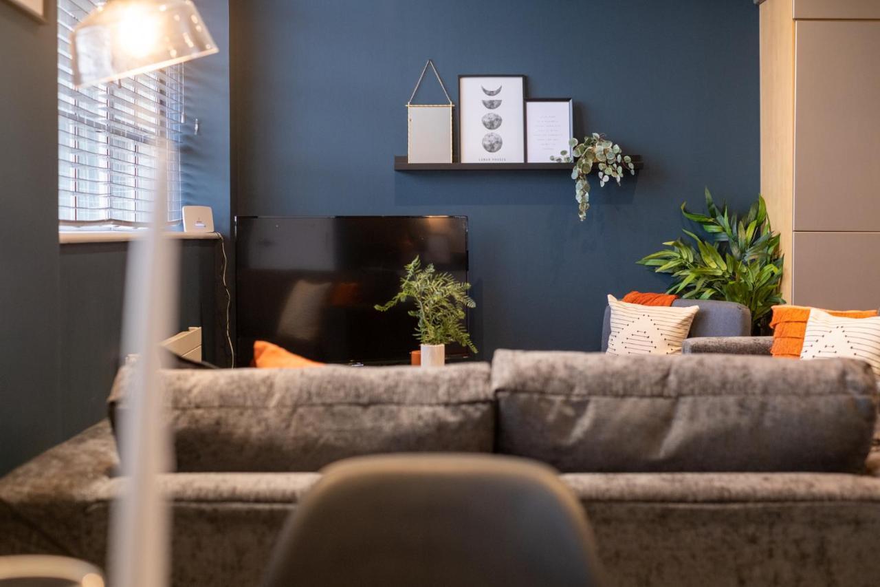 Sleek & Stylish 2-bed In The Heart Of By Sharphaus Short Lets & Serviced Management * Hove