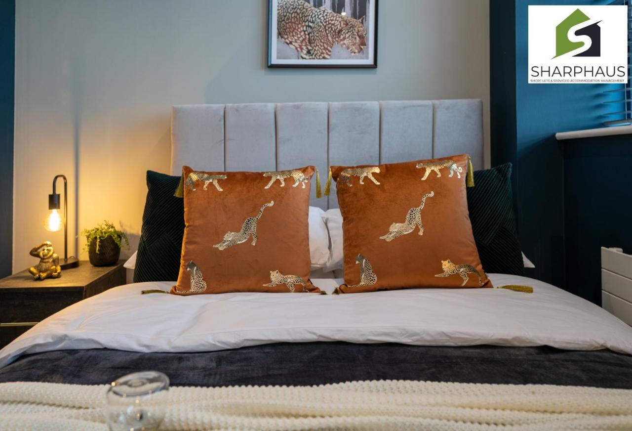 Sleek & Stylish 2-bed In The Heart Of By Sharphaus Short Lets & Serviced Management Appartement